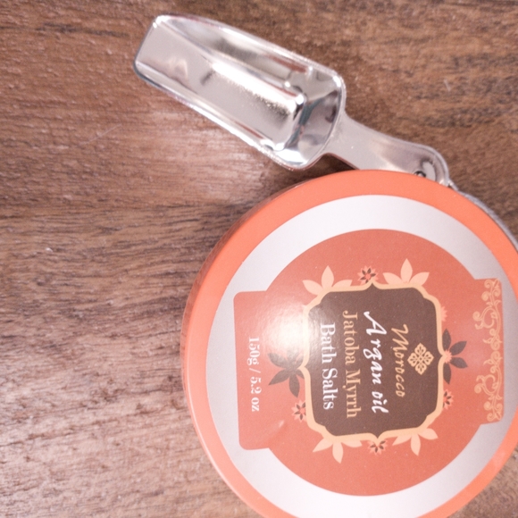 A two piece set of Bath Salts and a scooper - Picture 8 of 8